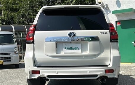 Toyota Land Cruiser Prado 150 рестайлинг 2, 2022 год, 3 400 000 рублей, 7 фотография