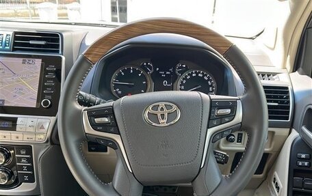 Toyota Land Cruiser Prado 150 рестайлинг 2, 2022 год, 3 400 000 рублей, 12 фотография