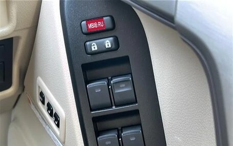 Toyota Land Cruiser Prado 150 рестайлинг 2, 2022 год, 3 400 000 рублей, 25 фотография