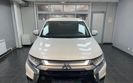 Mitsubishi Outlander III рестайлинг 3, 2019 год, 2 250 000 рублей, 2 фотография