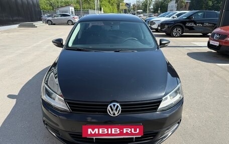 Volkswagen Jetta VI, 2013 год, 995 000 рублей, 2 фотография