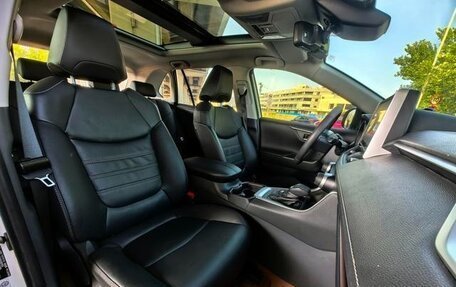 Toyota RAV4, 2022 год, 2 890 000 рублей, 10 фотография