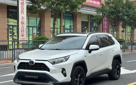 Toyota RAV4, 2021 год, 2 560 000 рублей, 6 фотография