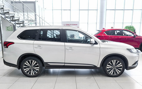 Mitsubishi Outlander III рестайлинг 3, 2020 год, 2 150 000 рублей, 4 фотография