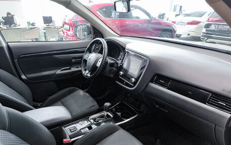 Mitsubishi Outlander III рестайлинг 3, 2020 год, 2 150 000 рублей, 11 фотография