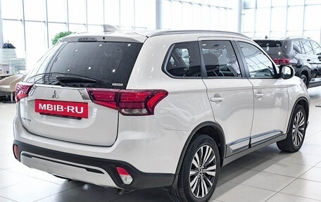 Mitsubishi Outlander III рестайлинг 3, 2020 год, 2 150 000 рублей, 5 фотография
