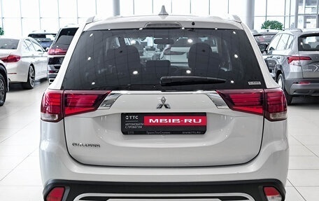 Mitsubishi Outlander III рестайлинг 3, 2020 год, 2 150 000 рублей, 6 фотография