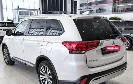 Mitsubishi Outlander III рестайлинг 3, 2020 год, 2 150 000 рублей, 7 фотография