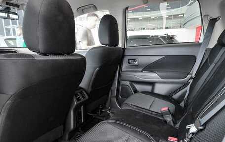 Mitsubishi Outlander III рестайлинг 3, 2020 год, 2 150 000 рублей, 12 фотография
