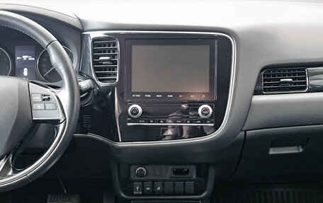Mitsubishi Outlander III рестайлинг 3, 2020 год, 2 150 000 рублей, 15 фотография