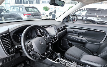 Mitsubishi Outlander III рестайлинг 3, 2020 год, 2 150 000 рублей, 16 фотография