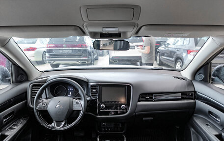 Mitsubishi Outlander III рестайлинг 3, 2020 год, 2 150 000 рублей, 14 фотография