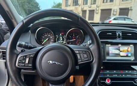 Jaguar XE I рестайлинг, 2016 год, 1 800 000 рублей, 7 фотография
