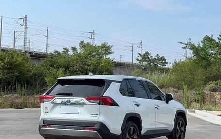 Toyota RAV4, 2021 год, 2 600 000 рублей, 3 фотография