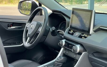 Toyota RAV4, 2021 год, 2 600 000 рублей, 28 фотография