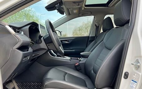 Toyota RAV4, 2021 год, 2 600 000 рублей, 24 фотография