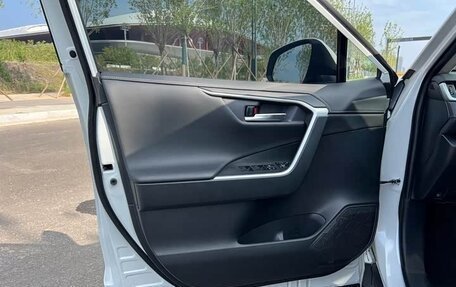 Toyota RAV4, 2021 год, 2 600 000 рублей, 22 фотография