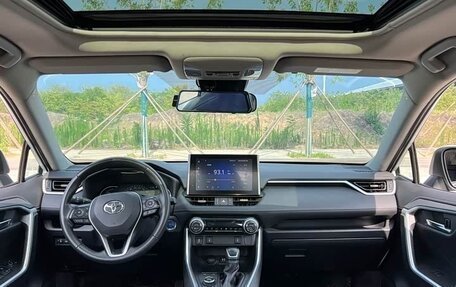 Toyota RAV4, 2021 год, 2 600 000 рублей, 23 фотография