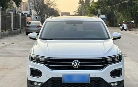Volkswagen T-Roc I, 2022 год, 1 590 000 рублей, 2 фотография