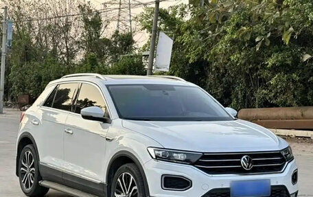 Volkswagen T-Roc I, 2022 год, 1 590 000 рублей, 3 фотография