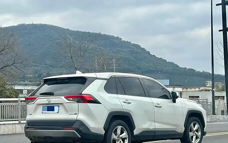 Toyota RAV4, 2022 год, 2 280 000 рублей, 4 фотография