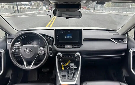 Toyota RAV4, 2022 год, 2 280 000 рублей, 10 фотография