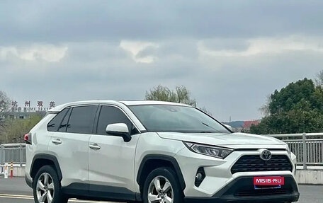Toyota RAV4, 2022 год, 2 280 000 рублей, 3 фотография