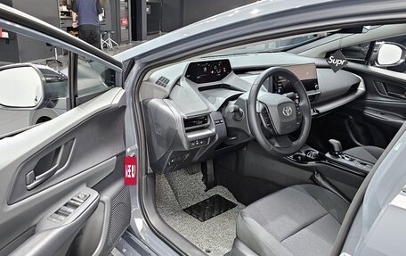 Toyota Prius IV XW50, 2024 год, 3 540 000 рублей, 8 фотография