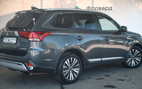 Mitsubishi Outlander III рестайлинг 3, 2019 год, 2 150 000 рублей, 3 фотография