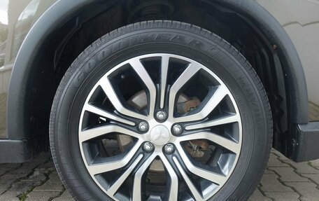 Mitsubishi Outlander III рестайлинг 3, 2016 год, 1 599 000 рублей, 6 фотография