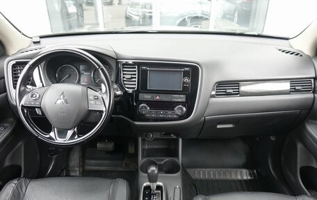 Mitsubishi Outlander III рестайлинг 3, 2016 год, 1 599 000 рублей, 10 фотография