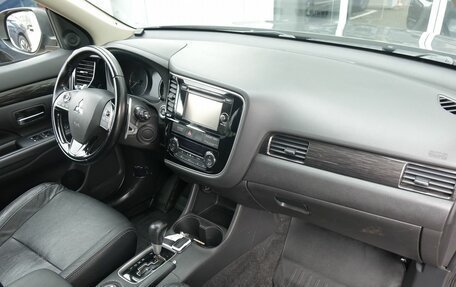 Mitsubishi Outlander III рестайлинг 3, 2016 год, 1 599 000 рублей, 13 фотография