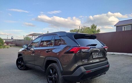Toyota RAV4, 2021 год, 2 460 000 рублей, 4 фотография
