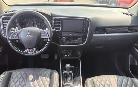 Mitsubishi Outlander III рестайлинг 3, 2021 год, 2 630 000 рублей, 5 фотография