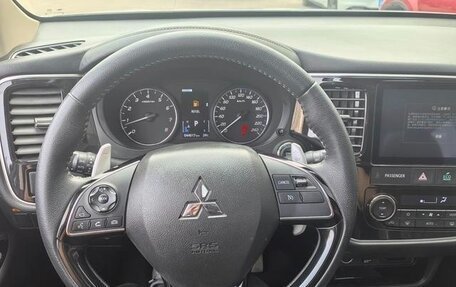 Mitsubishi Outlander III рестайлинг 3, 2021 год, 2 630 000 рублей, 12 фотография