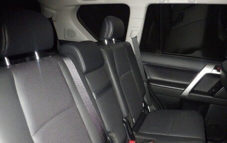 Toyota Land Cruiser Prado 150 рестайлинг 2, 2023 год, 3 990 000 рублей, 8 фотография