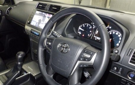 Toyota Land Cruiser Prado 150 рестайлинг 2, 2023 год, 3 990 000 рублей, 7 фотография