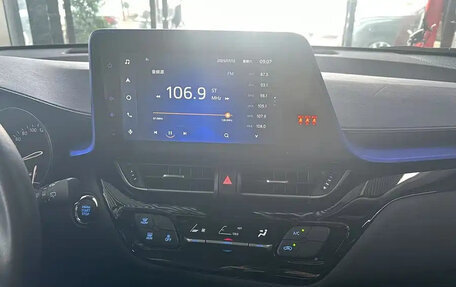 Toyota C-HR I рестайлинг, 2022 год, 1 740 999 рублей, 8 фотография
