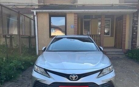 Toyota Camry, 2021 год, 3 300 000 рублей, 1 фотография