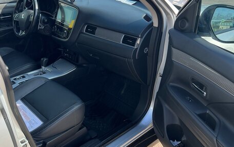 Mitsubishi Outlander III рестайлинг 3, 2019 год, 2 570 000 рублей, 10 фотография