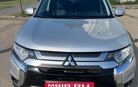 Mitsubishi Outlander III рестайлинг 3, 2019 год, 2 570 000 рублей, 11 фотография