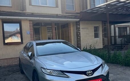 Toyota Camry, 2021 год, 3 300 000 рублей, 3 фотография