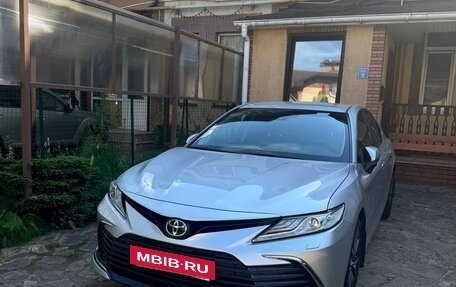 Toyota Camry, 2021 год, 3 300 000 рублей, 2 фотография