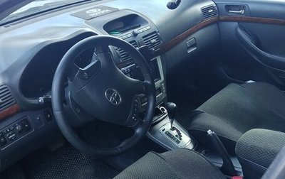 Toyota Avensis III рестайлинг, 2005 год, 700 000 рублей, 1 фотография