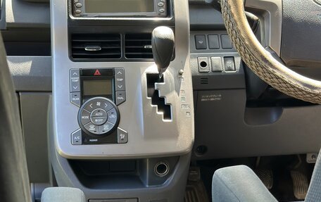 Toyota Voxy II, 2008 год, 1 550 000 рублей, 16 фотография