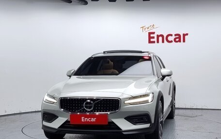 Volvo V60 Cross Country II, 2021 год, 3 706 000 рублей, 2 фотография
