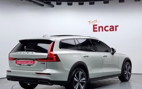 Volvo V60 Cross Country II, 2021 год, 3 706 000 рублей, 3 фотография