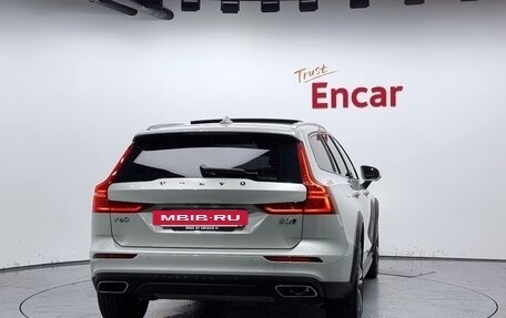 Volvo V60 Cross Country II, 2021 год, 3 706 000 рублей, 4 фотография