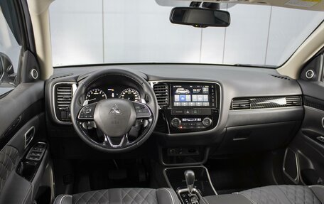 Mitsubishi Outlander III рестайлинг 3, 2022 год, 4 095 000 рублей, 6 фотография