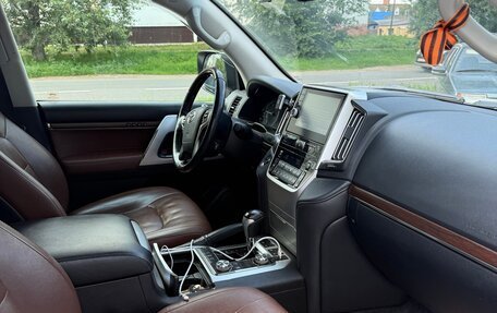 Toyota Land Cruiser 200, 2017 год, 7 200 000 рублей, 7 фотография